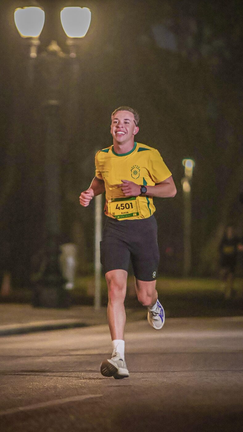 Kauã Barbosa Aires correndo em uma prova noturna