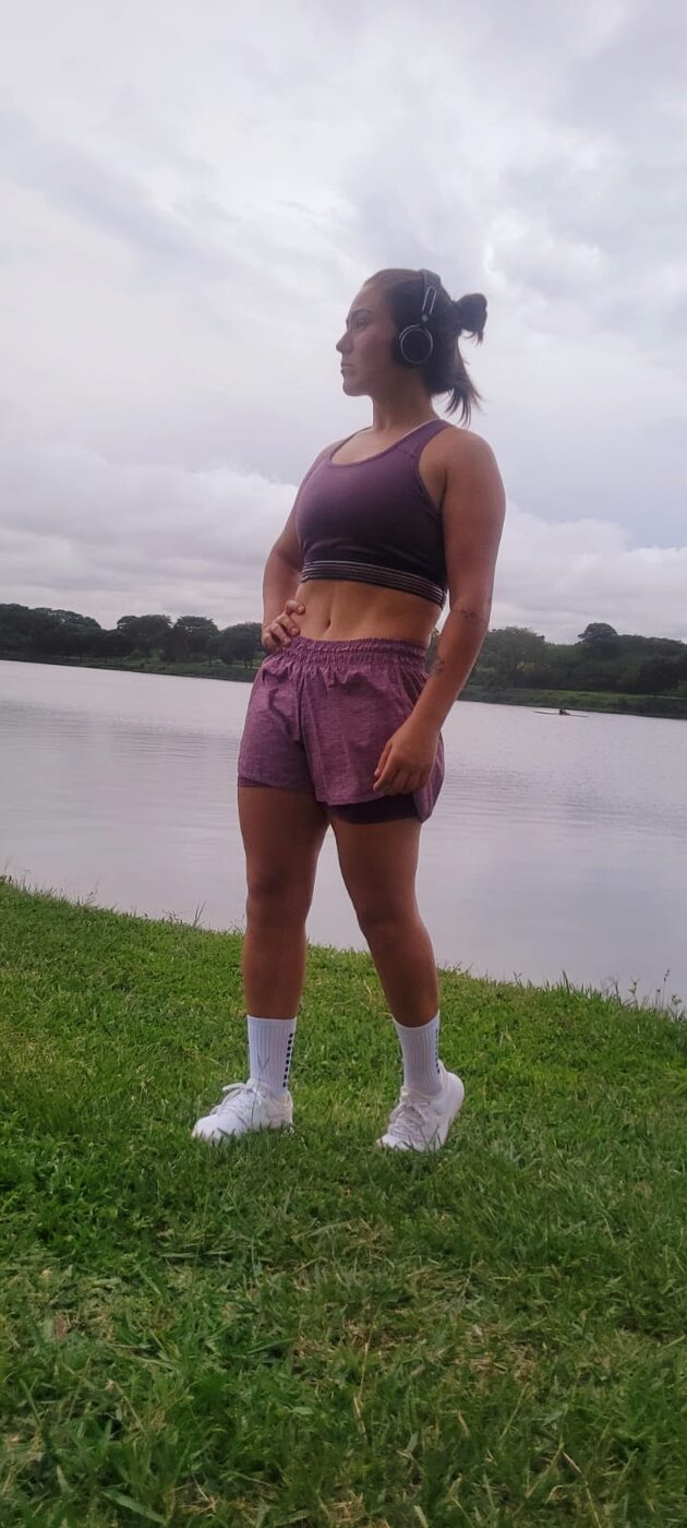 Kedyma em treino à beira de um lago